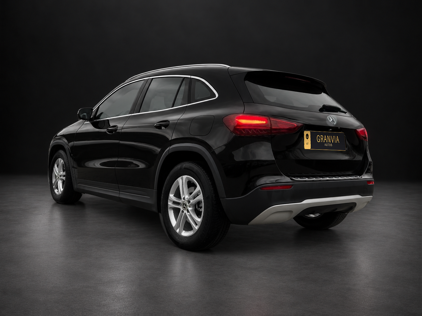 Mercedes-Benz GLA 180 LED Navi Kamera Sitzh. DAB Leder – Fahrzeugfoto 2 von 22